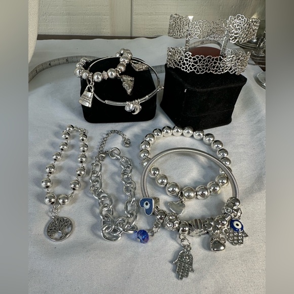 Group of 7 silvertone bracelets - Picture 9 of 9